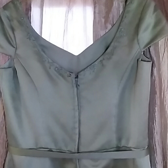 Sage green gown, satin, with wrap. 15/16. - Picture 4 of 8